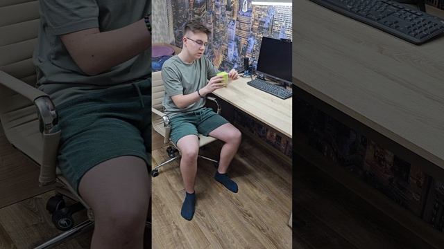 Как правильно вставить карандаш в в точилку?