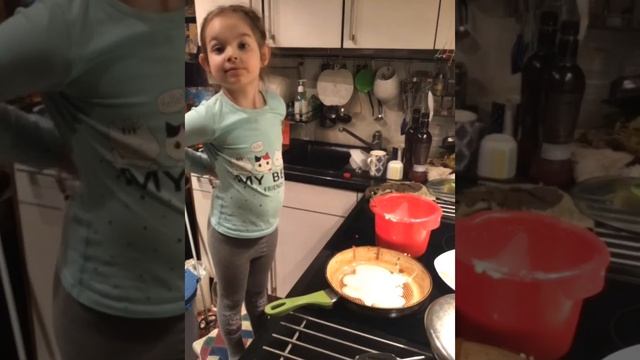 Я сама готовлю папе блинчики