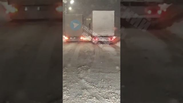 В Димитровграде из-за начищенных дорог забуксовал две фуры и перекрыли дорогу