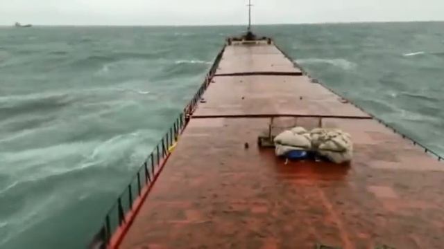 Момент перелома корпуса судна _Arvin_. Трагедия в Чёрном море _ m_v _Arvin_ moment of hull break.