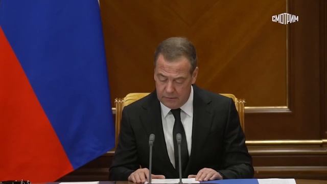 Дмитрий Медведев .
почтили память убитого укранацистами Русского Генерала.