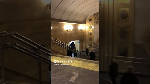 Санкт-Петербург. 17.12.2024. Станция метро «Спасская». Подземный переход.