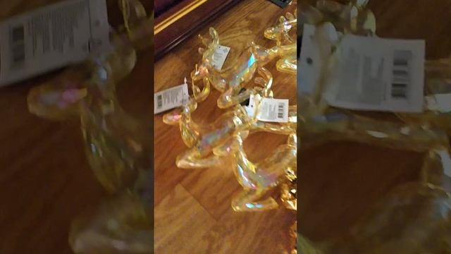 Украшение ёлки игрушками и гирляндой роса.