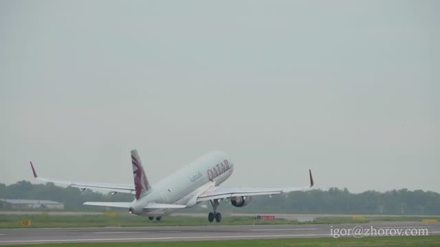 Эйрбас А320 Катарских авиалиний взлетает из аэропорта Алматы.