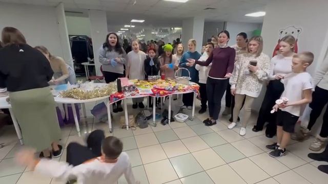 В школе Салехарда провели благотворительную ярмарку в поддержку Волновахского округа