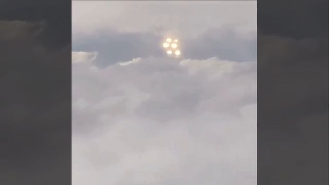 Неизвестные огни на высоте 9000 м