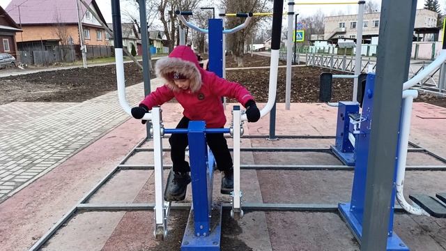 Тимофей, тренажеры в сквере