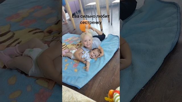 Ева расцеловала малышку