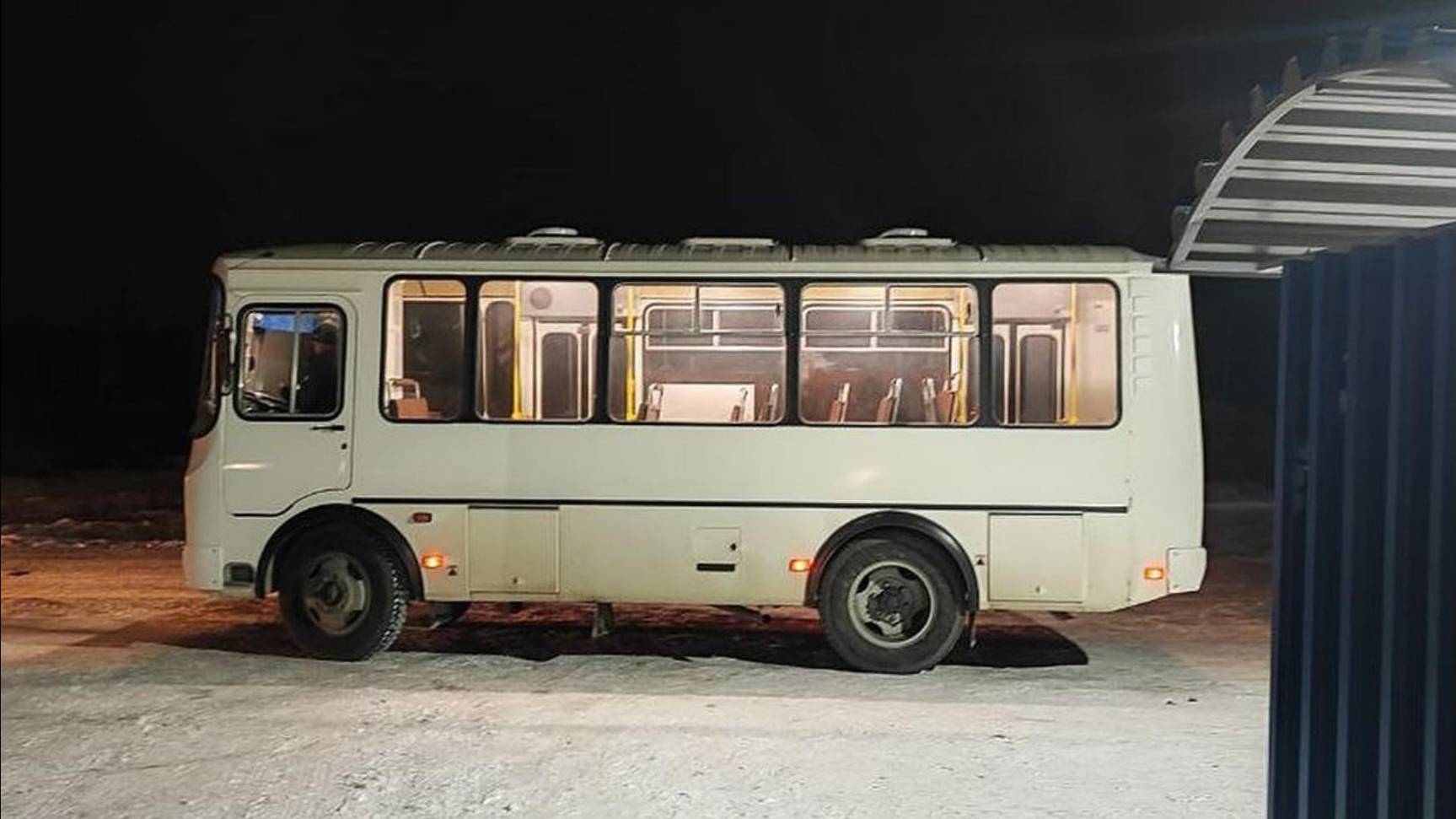 В Новосибирске ребенок поскользнулся и попал под колеса автобуса при посадке