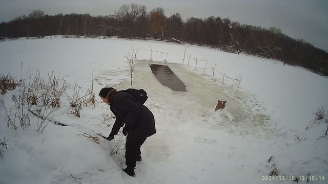 Они будут купаться в ледяной воде.