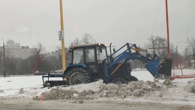 2021.02.25. Погода Петербург. 14:26. +4°. Умный тракторист чистит снег на парковке ТРК РИО.