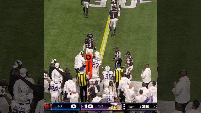 Aaron Jones catches for a 18-yard Gain vs. Chicago Bears