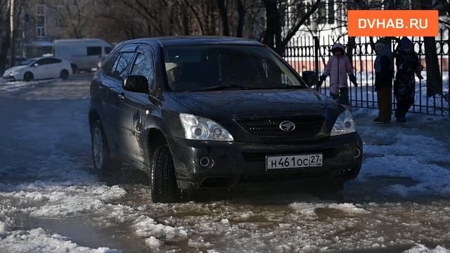 Грузовик застрял в ледяном болоте из-за потопа у школы № 68