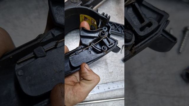 Кнопка газа на бензопиле. Вид изнутри.