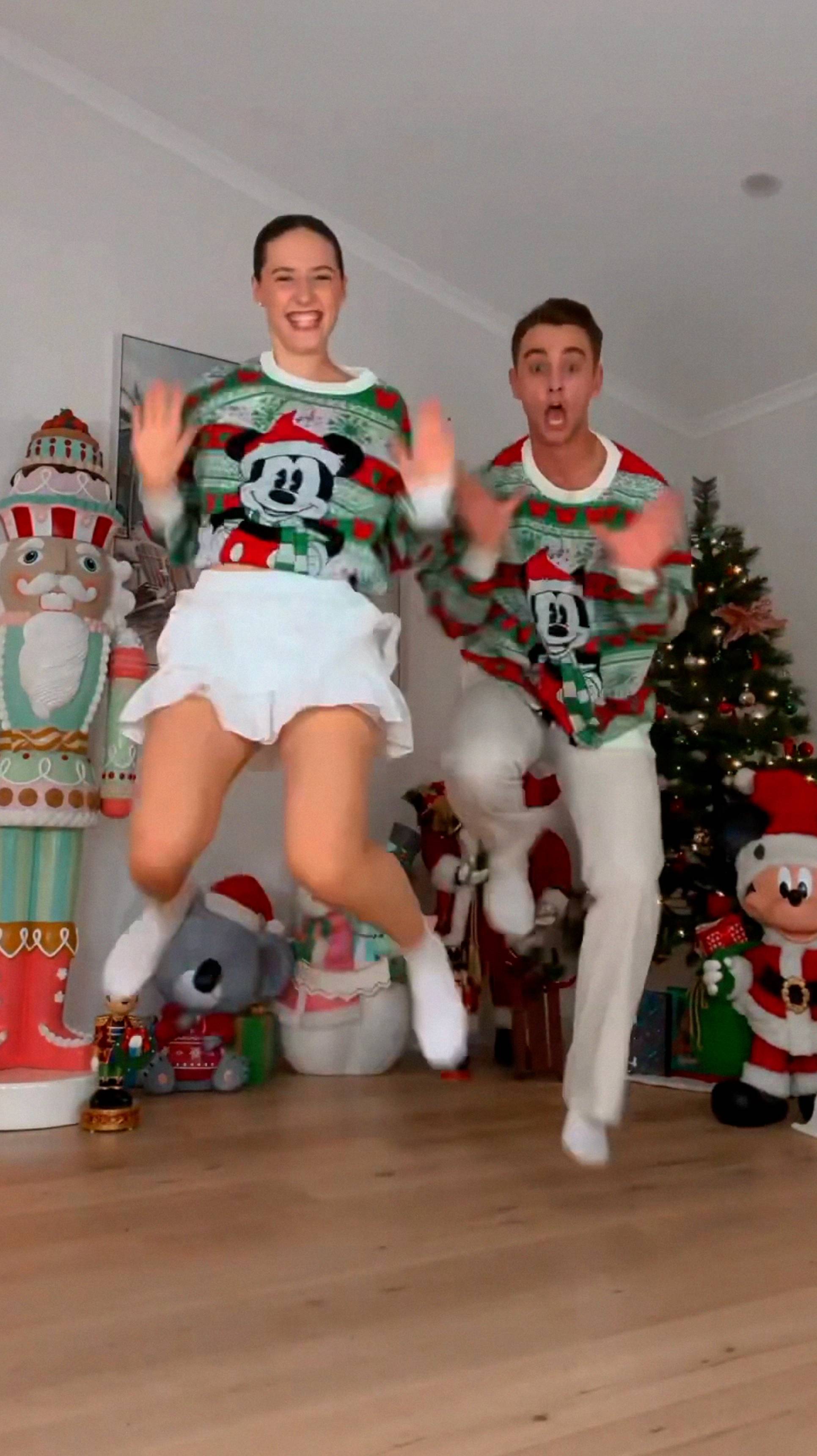 Танцуем под Jingle Bell Rock! 🎅✨