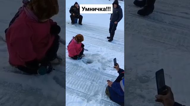 Юная рыбачка показывает мастер класс взрослым рыбакам