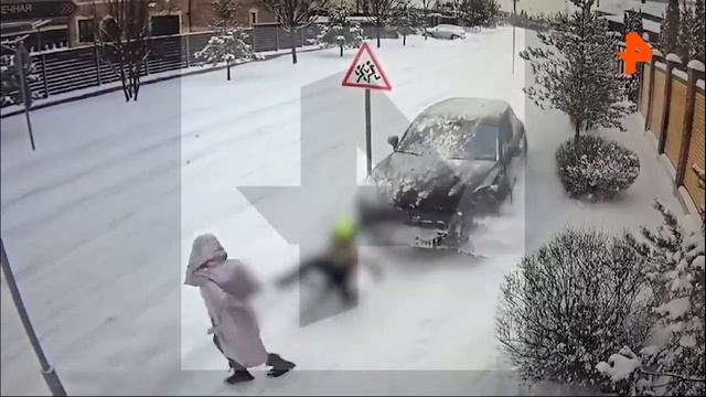 49-летняя пьяная женщина на Porsche Cayenne сбила 9-летнего мальчика и его няню в Новой Москве.