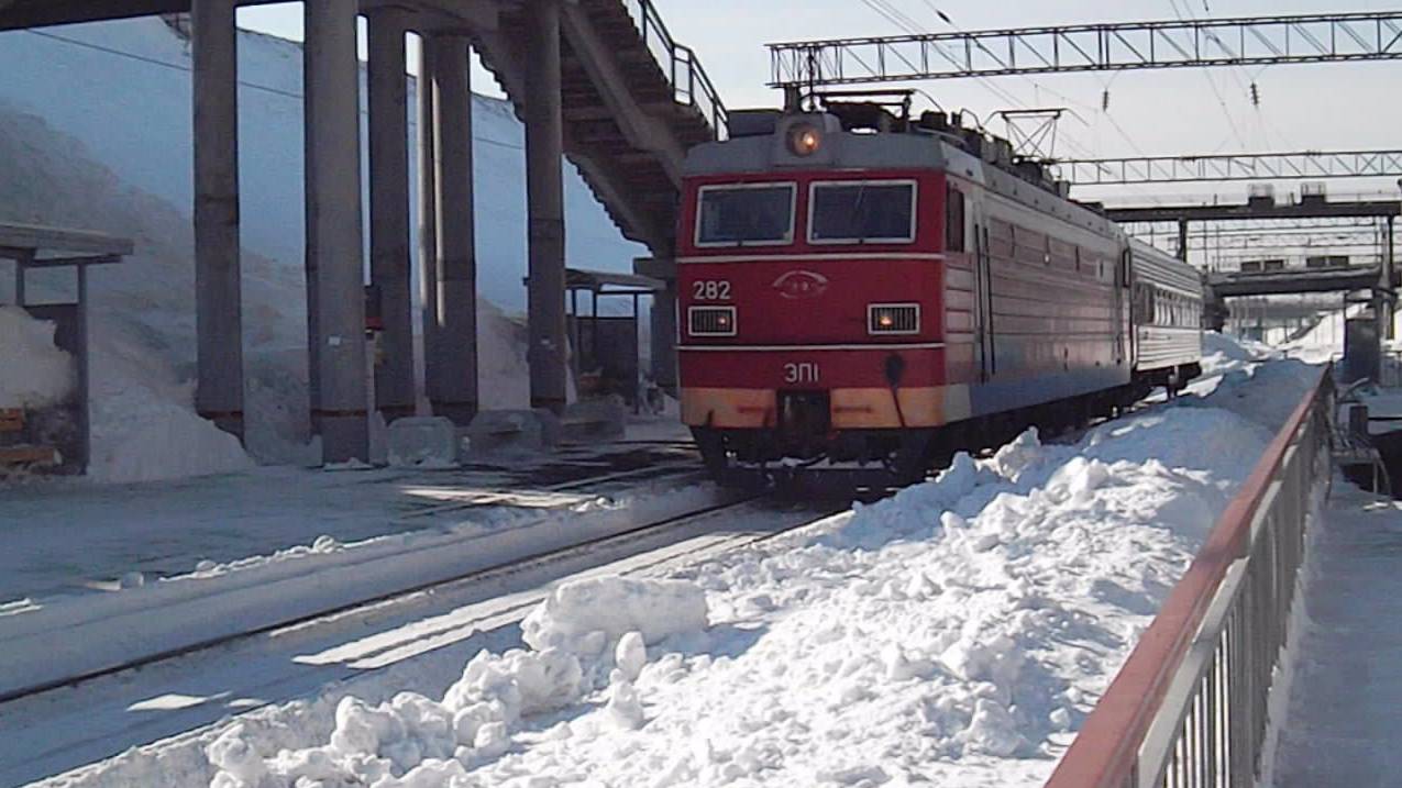 Электровоз ЭП1-282 с вагоном-дефектоскопом.