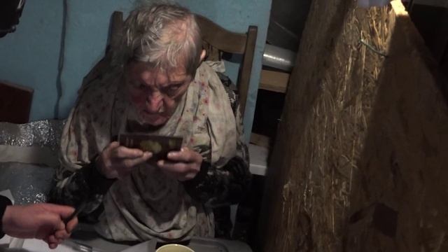 Полицейские вручили паспорт 100-летней жительнице Угледара