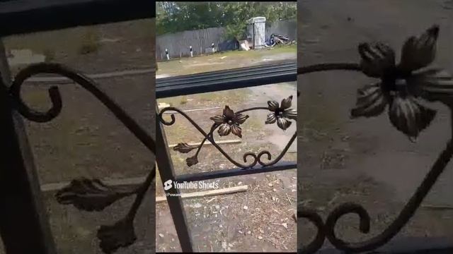 Лавка и стол на кладбище