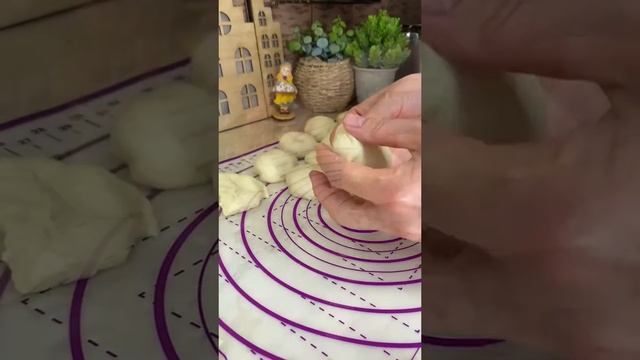 Булочки с вишней и штрейзелем 🤗🍒🍒🍒 —— Ингредиенты: Для теста: Молоко – 300 мл Дрожжи прессова...