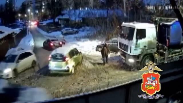 ‼️В Подмосковье водитель большегруза не заметил пешехода и протащил его по проезжей части‼️