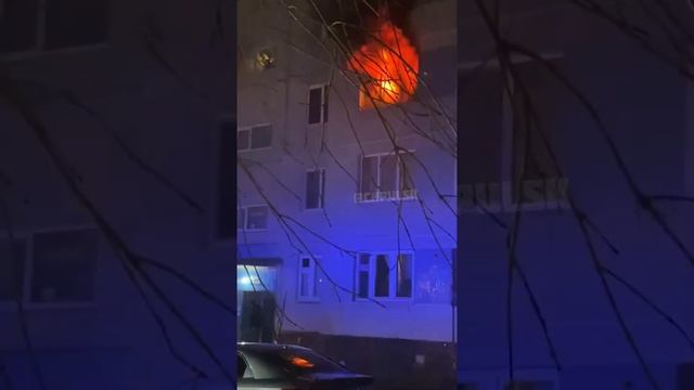 Квартира на третьем этаже сейчас полыхает на Фестивальном, 10. На месте работают пожарные.