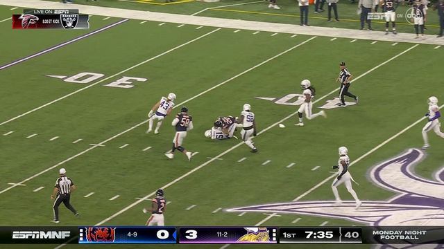 Greenard wallops Williams for a strip-sack fumble