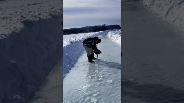 Пробурил лунку