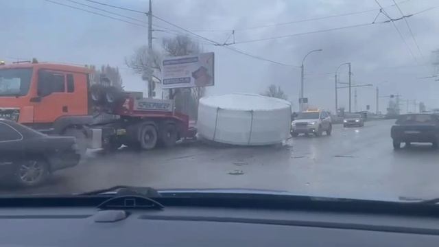 Запчасть для ростовской АЭС рухнула на дорогу в Волгодонске. 😱