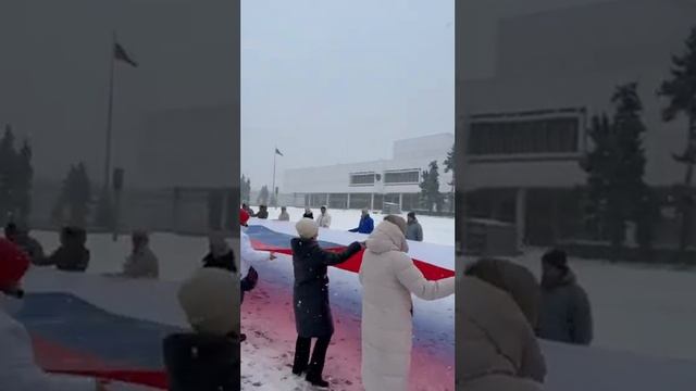 В День Конституции Российской Федерации на площади в Ульяновске развернули  флаг