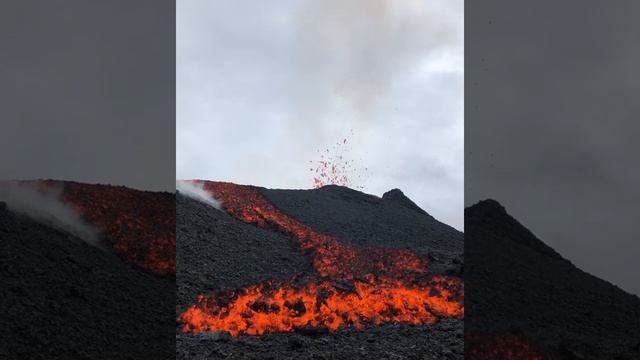 Движение лавы вулкана Питон-де-ла-Фурнез (остров Реюньон, Франция, 24 декабря 2021).