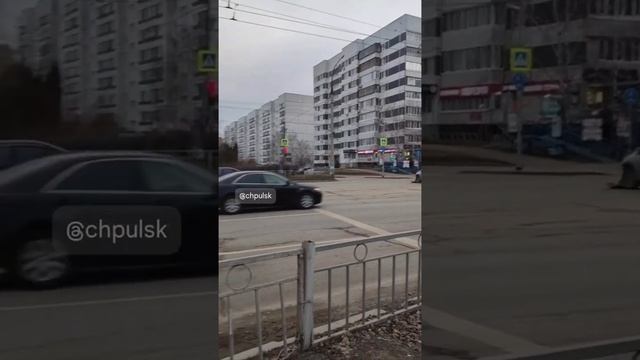 Лада XRAY и Renault Sandero не разъехались на сложном перекрёстке Ленинского Комсомола и Тюленева