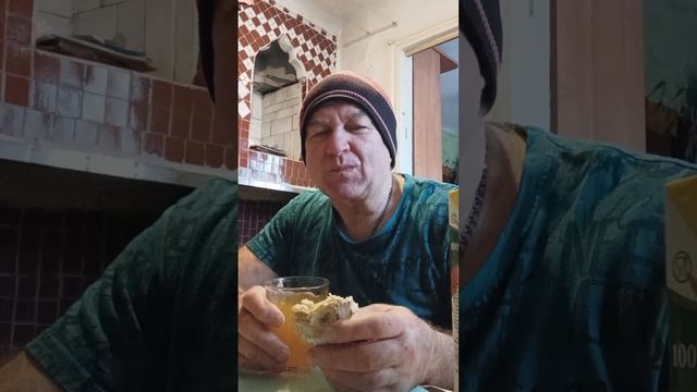 На десерт напиток сокосодержащий мультифруктовый для детского питания с мятными пряниками.