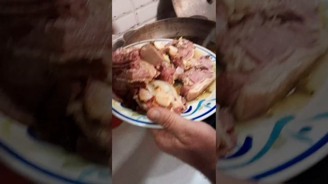 Говядина из шурпы, кости аж вываливаются #готовимвкусно #готовимдома #мясо #шурпа #shorts