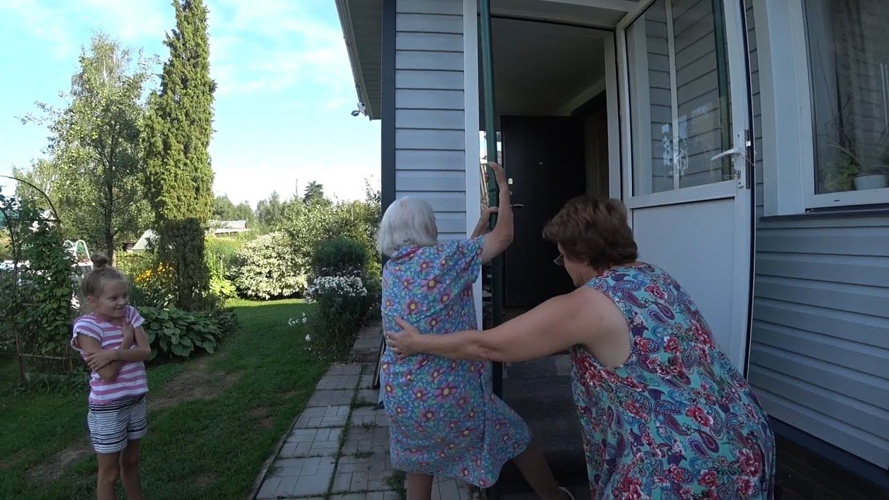 Бабуля « отжигает» / Спеет виноград / Разбор продуктов / Ириска и Женя 17 августа 2021 г.