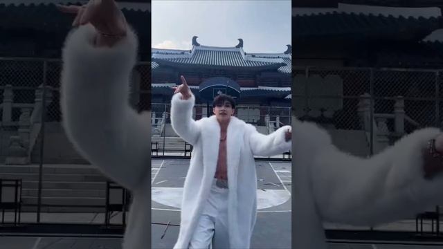 Мне стоит поставить пометку 18+😅? Фанаткам Чана смотреть только имея успокоительные)))