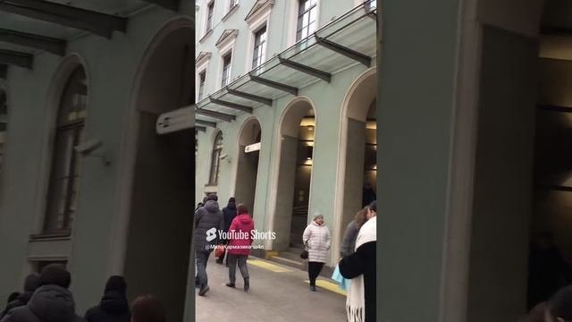 Санкт-Петербург. 17.12.2024 (съемка клипа 15.12.2024). Вход на станцию метро «Адмиралтейская»