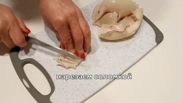 Простой салат из кальмар, яиц, кукурузы и крабовых палочек