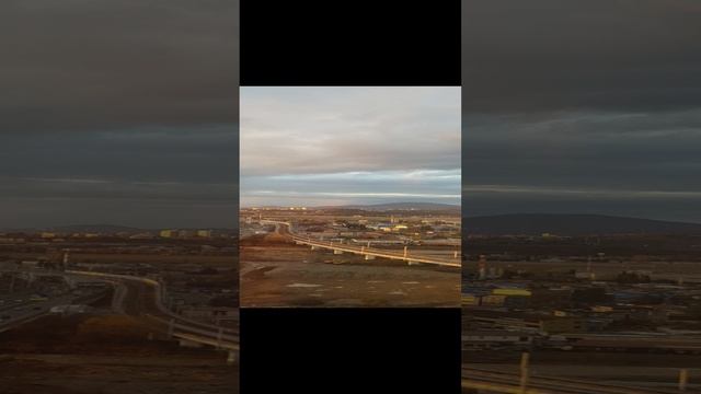 Самолёт идет на посадку в аэропорту города Сочи.