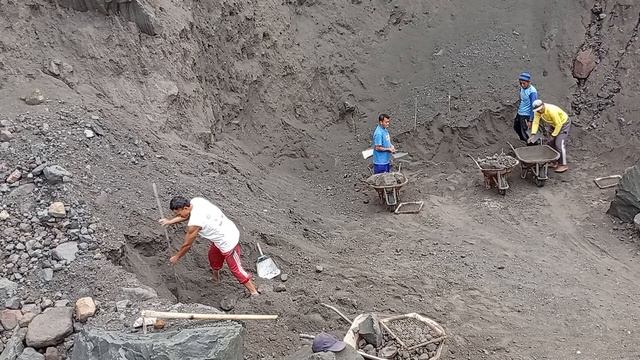 Строительство, шахтёры усердно трудятся , что бы получить чёрный песок Мерапи