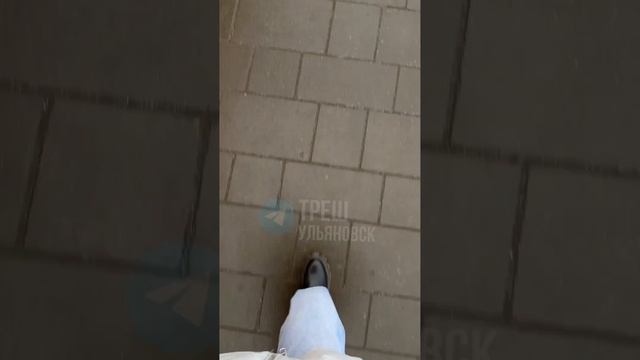 ⚡️Первый каток в городе открылся на Федерации. Жители жалуются, что тротуар не посыпают ПСС