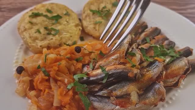 Беру самую дешёвую рыбу. Очень просто и быстро - Мойва или Салака особенно хороши.