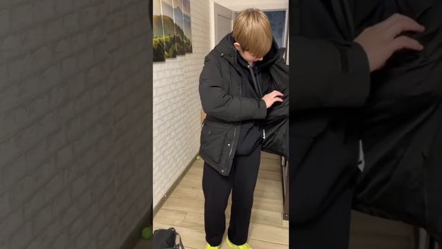 пошёл в школу с конфетами в тайне от мамы