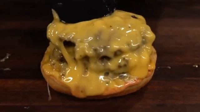 Рубрика «Не у нас». Вкусняшка дня: в США нашли бургерную, где котлеты жарят на 100-летнем жире...