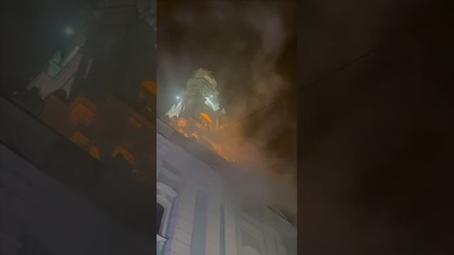 🔥 Горит колокольня в Троице-Сергиевой лавре в Сергиевом Посаде
Огнем охвачено 15 кв. метров