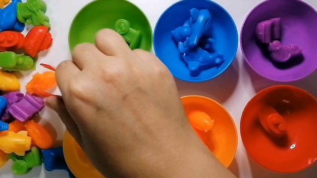 Учим цвета играя! Полезное видео для самых маленьких