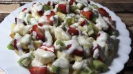 Фруктовый салат с киви и клубникой
