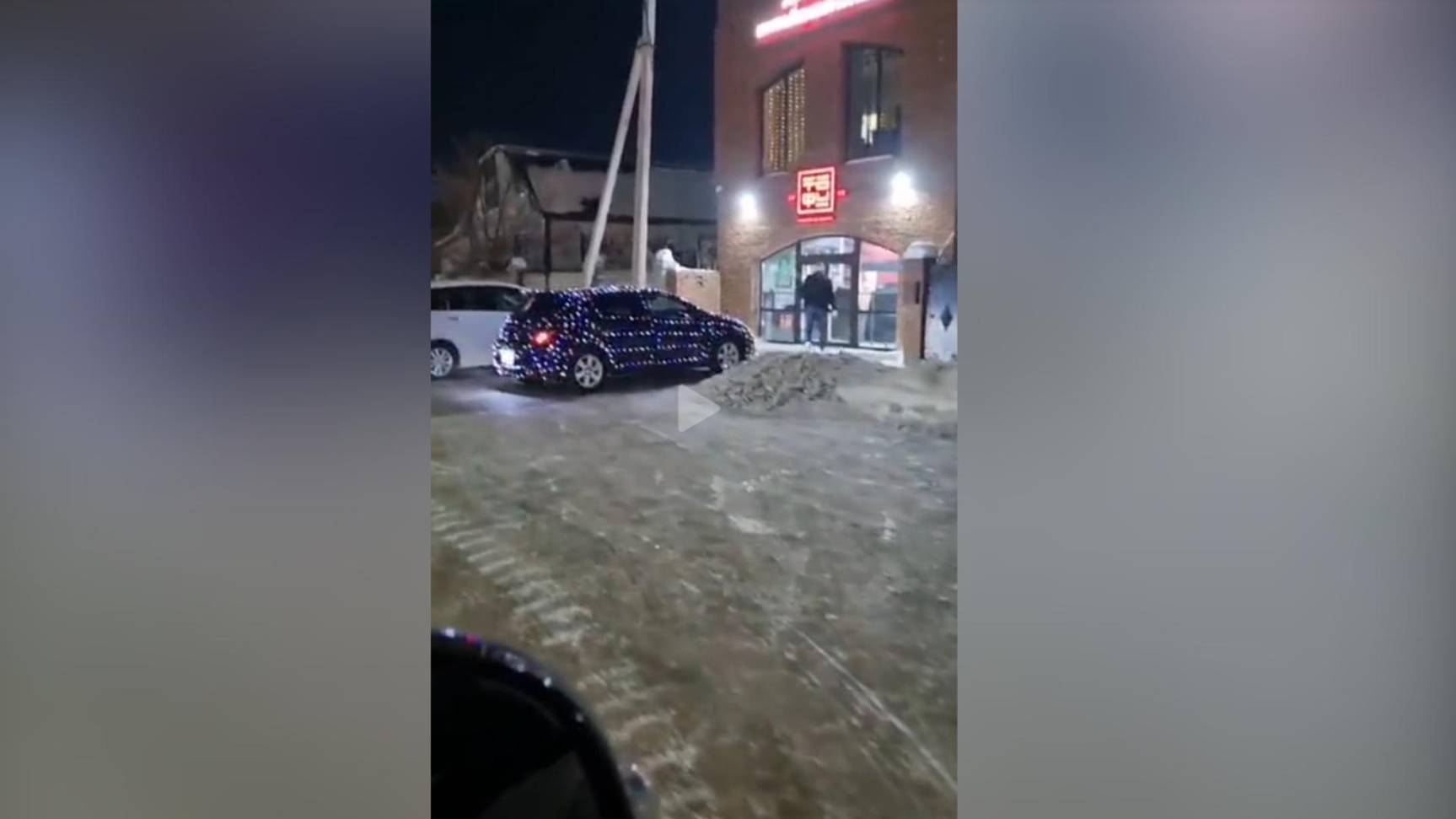 На видео попала новогодняя Toyota-гирлянда россиянина