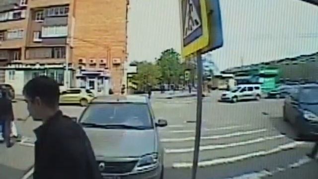 В Курске вооруженный грабитель нападает на женщин